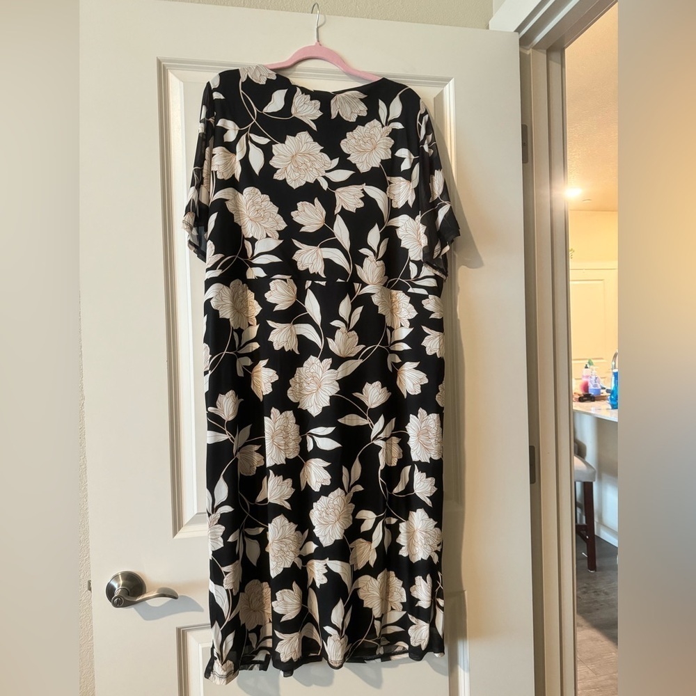 NEW Torrid Mesh Surplice Ruffle Slit Dress Floral Knee Black Size 4X NWT - Picture 5 of 6
